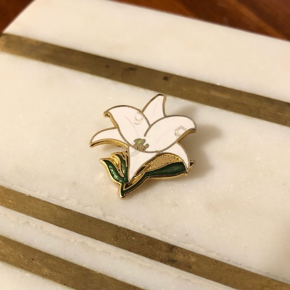 Free w. Purchase-White Flower Enamelled Pin - Picture 1 of 5